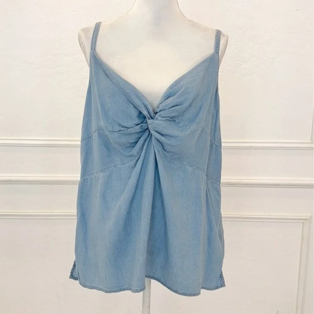 Old Navy Chambray‎ Tank Top Women 2X Light Blue Plus Size Smocked Summer Coastal